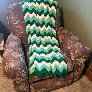 Vtg 70s Granny Handmade Crochet Afghan Blanket 41x70” Zig Zag Chevron Mint Green